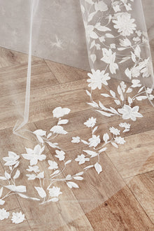 Valentina Veil (Ivory)